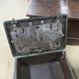 11726-17e-eeuwse-zeldzame-kleine-ijzeren-kist-2.JPG