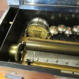 11885-19e-eeuwse-muziek-doos-met-trommel-2.JPG