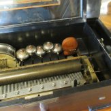 11885-19e-eeuwse-muziek-doos-met-trommel-6.JPG