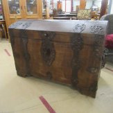 11776-18e-eeuwse-kist-met-ijzerbeslag-1.JPG
